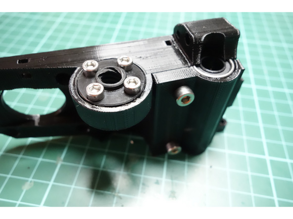 Image 2/3: Montamos Motor Nema 17 con el cable hacia arriba y atornillamos con 4 Tornillos M3 8mm. Usamos el procedimiento de atornillado en estrella y un poco cada vez.
